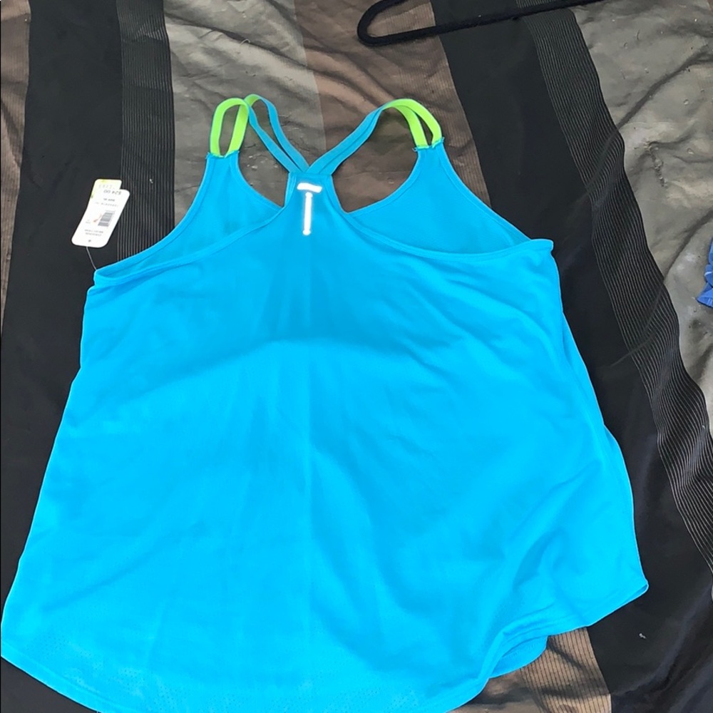 Workout top - Picture 2 of 3